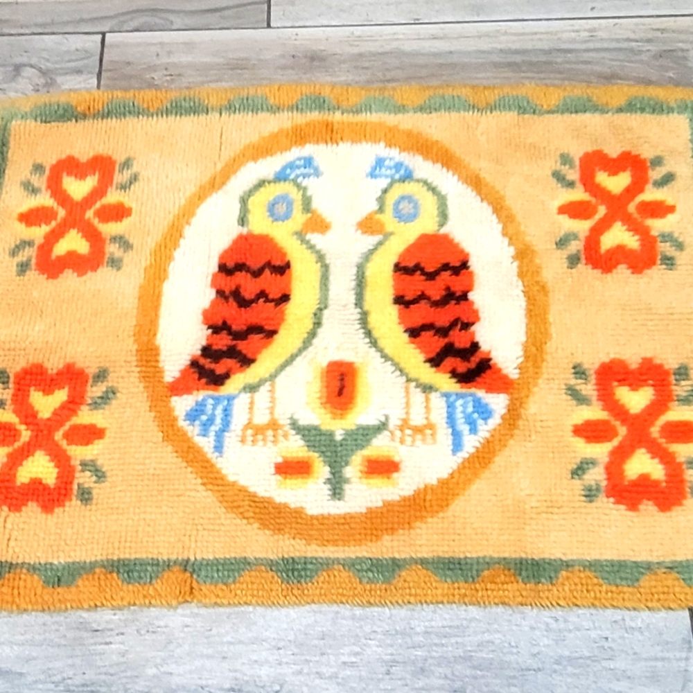 Vintage Bernat latch hook rug no frame #3311 Double Distle Fink 38 x 27